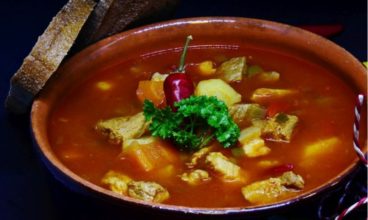 Φτιάξτε σούπα γκουλάς! Ένα πιάτο απο Ουγγαρία.