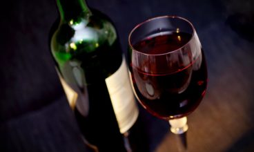 10 απίστευτα οφέλη που προσφέρει το κόκκινο κρασί